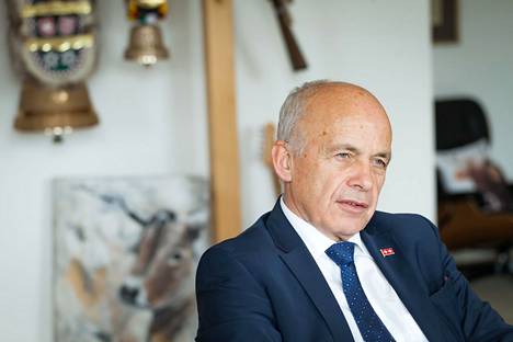 Sveitsin valtiovarainministeri Ueli Maurer sanoo, että muutos nostaa noin 200 sveitsiläisyrityksen ja noin 2 000:n Sveitsissä toimivan ulkomaisen yhtiön tytäryhtiön verotasoa.