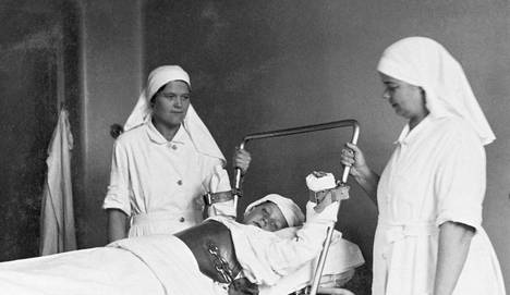 Nuori poliota sairastava potilas vuoteessaan Helsingissä 1931.