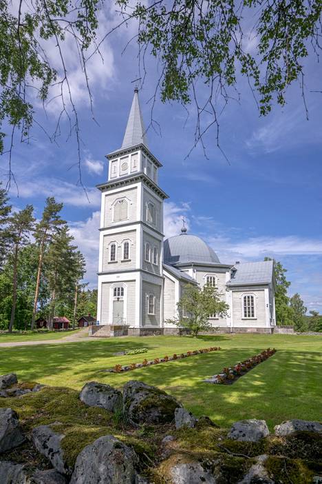 Lahja Hyyrynen on aktiivinen seurakuntalainen. Hyyryset eivät kuitenkaan menneet naimisiin Rautjärven kirkossa, vaan omalla pihalla.