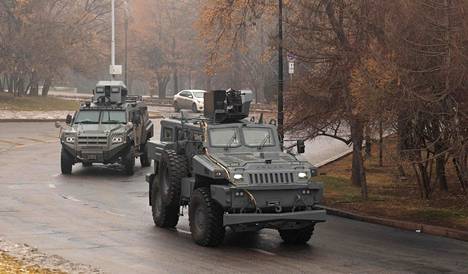 Almatyn kaduilla liikkui sotilasajoneuvoja perjantaina. Maan poliittinen tilanne on vielä epäselvä.