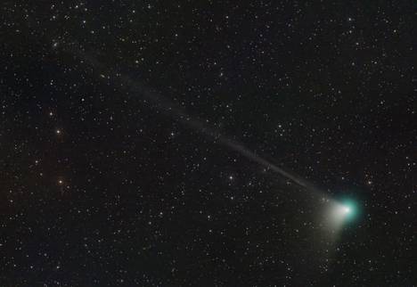 Vihertävää komeettaa C/2022 E3 on kuvattu teleskoopeilla siitä lähtien, kun se tuli viime keväänä planeetta Jupiterin kiertoradan tälle puolen. Nyt se tulee yhä lähemmäs Maata, ehkä kiikareiden ulottuville. 