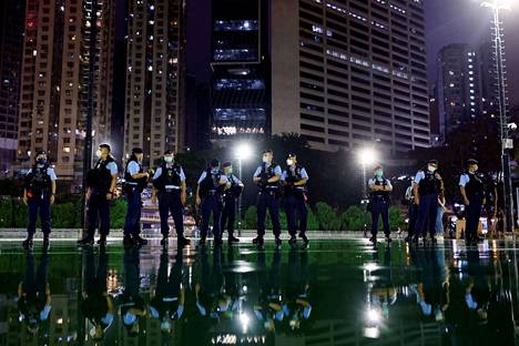 Poliiseja perjantaina vartioimassa Victoria Parkia, jossa on perinteisesti järjestetty kynttilämielenosoituksia Tiananmenin uhrien muistolle. Osa puistosta on tänä vuonna suljettu ennen verilöylyn muistopäivää.