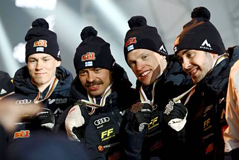 Yllätyshopeaa hiihtänyt Suomen miesten viestijoukkue Niko Anttola (vas.), Perttu Hyvärinen, Iivo Niskanen, Ristomatti Hakola sai mitalinsa perjantai-iltana Kranjska Gorassa.