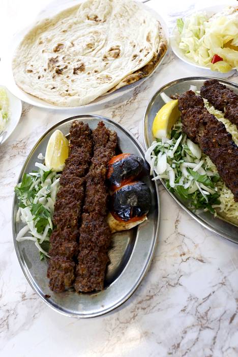Lampaan- ja naudanlihasta koostuva shishkebab tarjotaan Tikke Kebab Grillissä lavash-leivän kanssa.