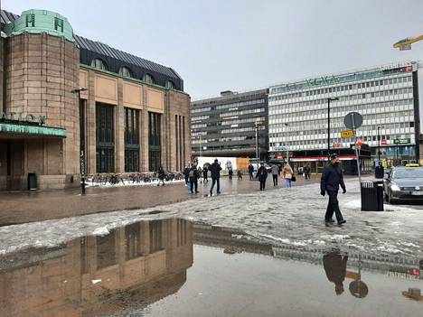 Helsingin päärautatieaseman edustalla ollut suuri vesilätäkkö pakotti jalankulkijat kiertoreitille.