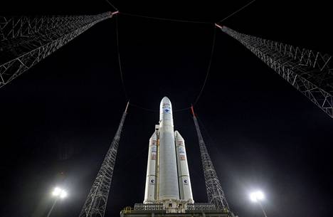 James Webb -teleskooppia kuljettava Ariane 5 -kantoraketti Ranskan Guayanassa torstaina. Laukaisun on tarkoitus tapahtua lauantaina Suomen aikaa puoli kolmelta iltapäivällä.