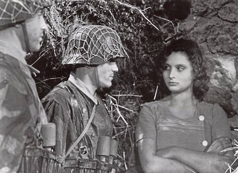 Carmela (Carmela Sazio) kohtaa amerikkalaissotilaita sisilialaiskylässä.