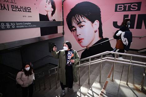 Fani poseerasi BTS mainoksen edessä Soulissa Etelä-Koreassa.