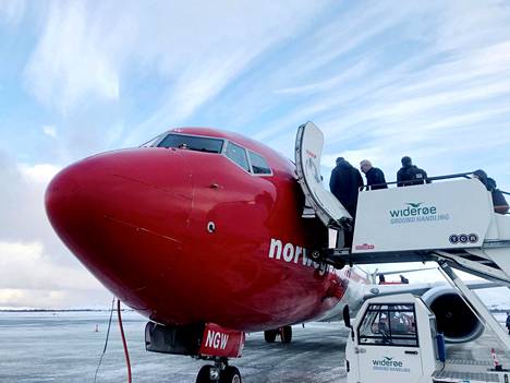 Lentoyhtiö Norwegianin matkustajia nousemassa koneeseen.