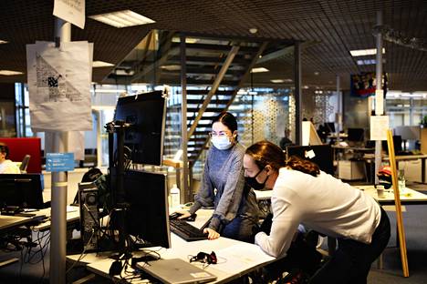Uutispäälliköt Henni Auvinen ja Tomi Tyysteri vaihtoivat vetovastuuta Sanomatalossa.