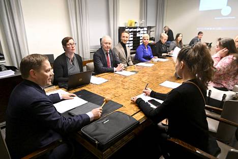 Suomen eduskunnan sosiaali- ja terveysvaliokunta kokoontui puheenjohtajansa Markus Lohen (vasemmalla) käsittelemään translakia 19. tammikuuta. 