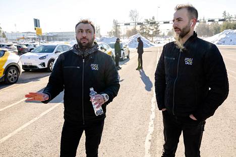 Ali Saad ja Ali Sarhan odottivat pääsyä Helsinki-Vantaan lentoaseman taksitolpalle tiistaina.
