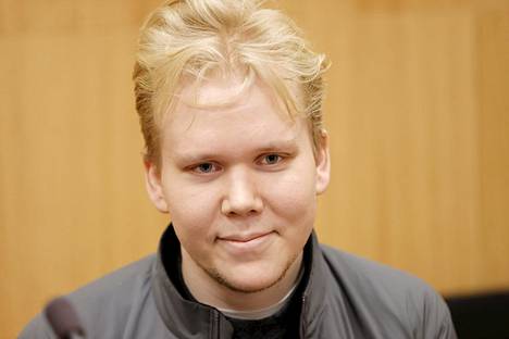 Aiemmin Julius Kivimäkenä tunnettu Aleksanteri Kivimäki osallistui vangitsemisistuntoonsa tiistaina Länsi-Uudenmaan käräjäoikeudessa.