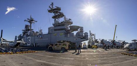 В воскресенье на борт USS Kearsarge поднялись журналисты. Панорамный вид на вертолётную палубу. Фото: Мика Ранта / HS