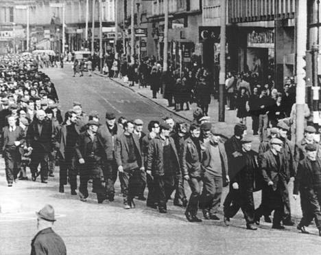 Vastalause Englannin suoralle hallinnolle: Belfastin telakkatyöläiset marssilla.