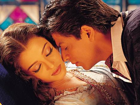 Devdas-musikaalin rakastavaisia näyttelevät Aishwarya Rai ja Shah Rukh Khan. Rain elokuvaura lähti liikkeelle hänen voitostaan vuoden 1994 Miss Maailma -kilpailussa. Khan lukeutuu kaikkien aikojen menestyksekkäimpiin Bollywood-tähtiin.