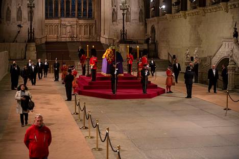 Viimeiset vierailijat Elisabet II:n arkulla pääsivät käymään Westminster Hallissa varhain maanantaiaamuna.