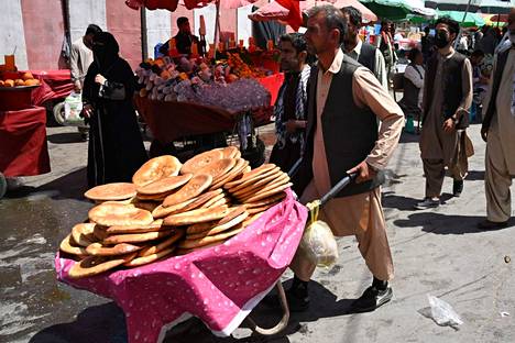 Leipiä tuotiin kottikärryllä myytäväksi torille Kabulissa 28. elokuuta.