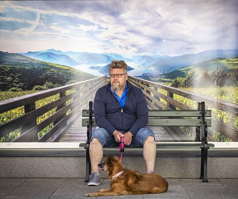 Tommi Savolainen yöpyy vaimonsa ja Vieno-koiran kanssa hotellissa. Hän pitää Vienolle seuraa sillä aikaa kun vaimo on ostoksilla.