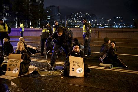 Poliisi irrotti toisiinsa lukittautuneita ympäristöliike Elokapinan mielenosoittajia Pitkällasillalla Helsingissä perjantai-iltana.