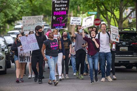 Uuden aborttilakiehdotuksen vastainen mielenosoitus korkeimman oikeuden tuomarin Brett Kavanaughin kodin lähistöllä Marylandissa Yhdysvalloissa keskiviikkona. 