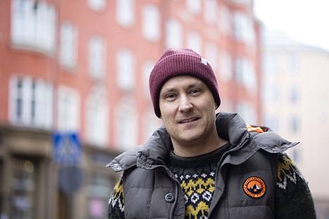 Heikki Paasonen on paitsi juontaja ja tv-ohjelmien kehittäjä, myös padel-yrittäjä ja pienen tyttären isä.