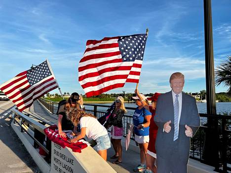 Donald Trumpin kannattajia kerääntyi Mar-a-Lagon kartanon ympäristöön Palm Beachin kaupungissa Floridassa.