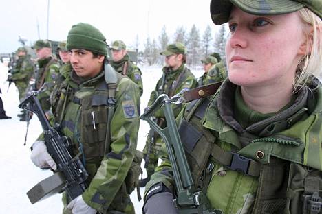 Ruotsalaissotilaita EU:n nopean toiminnan joukkojen pohjoismaisen taisteluosaston harjoituksissa Norrbottenin läänissä Ruotsissa 2007.