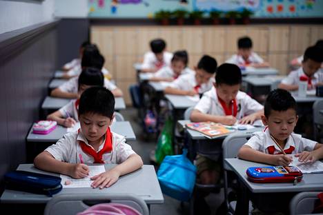 Kouluissa opiskellaan yleiskiinaksi. Tutkijat ovat huomanneet, että esimerkiksi Shanghaissa lapset ovat alkaneet käyttää myös keskenään yleiskieltä Shanghain alueen vahvan wu-kiinan sijaan.