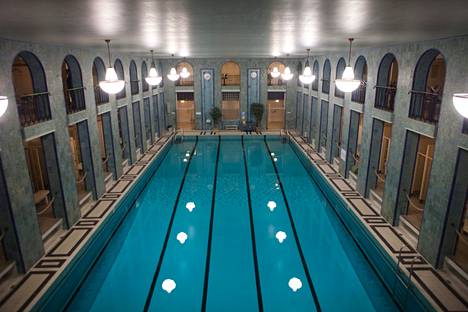 1920-luvulla valmistunut Yrjönkadun uimahalli henkii kylpylätunnelmaa. 