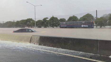 Auto ja bussi upposivat tulvavesiin perjantaina Uudessa-Seelannissa.