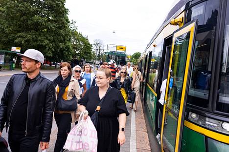 Several tram lines were canceled on Friday due to a driver shortage, and the operating trams were congested.