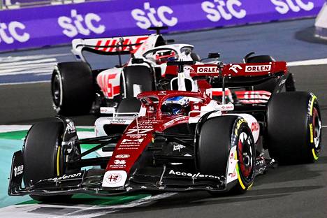 Valtteri Bottas kisasi Saudi-Arabian F1-kisassa, mutta joutui keskeyttämään.