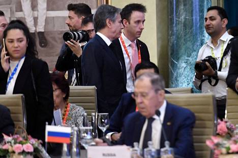 Yhdysvaltain ulkoministeri Antony Blinken (kesk.) ja Venäjän ulkoministeri Sergei Lavrov (edessä oikealla) G20-maiden ulkoministerikokouksessa Delhissä Intiassa torstaina.