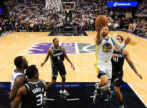 Golden State Warriorsin tähti Stephen Curry oli pitelemätön NBA:n pudotuspelien avauskierroksen seitsemännessä ottelussa Sacramento Kingsiä vastaan.