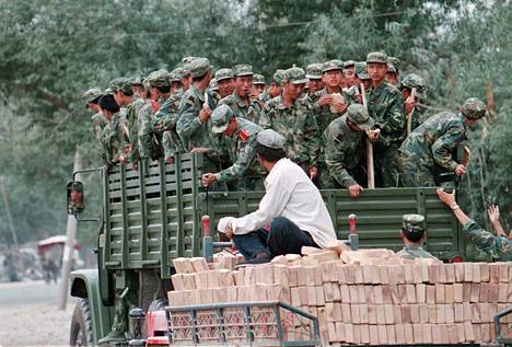Kiinan kansanarmeijan sotilaita Khotanissa Xinjiangin maakunnassa vuonna 1999. Kiina on pitänyt maakuntaa tiukassa otteessa vuosikymmenien ajan.