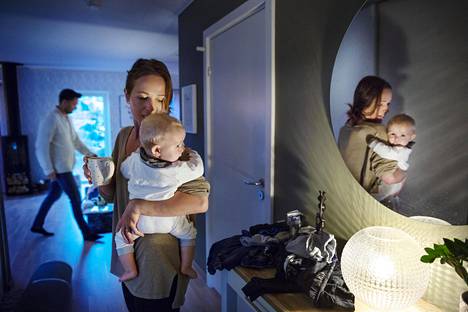 Jenny Sörman Kullnesin mukaan perheille tarjotaan Ruotsissa hyvät edut. Vanhempainvapaat voi jakaa vanhempien kesken, sairasta lasta saa hoitaa kotona, ja lasten terveydenhoito on ilmaista ja helposti saatavissa, hän luettelee.