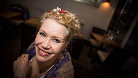 Konserttiarvostelu: Solisti Helena Juntunen johdatti hullunkuriseen musiikki-ihmemaahan, jossa kaikki vääntyi ja värittyi