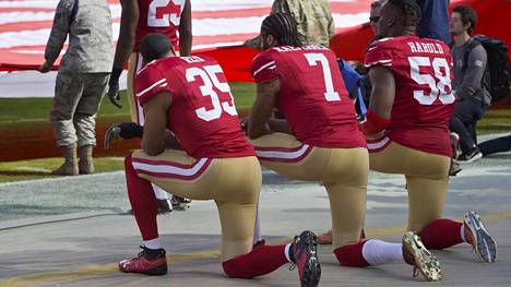 NFL-liiga pakottaa pelaajat sakon uhalla seisomaan kansallislaulun aikana