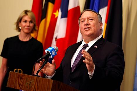 Yhdysvaltain ulkoministeri Mike Pompeo puhui lehdistölle YK:n päämajassa New Yorkissa turvallisuusneuvoston istunnon jälkeen 20. elokuuta. Taustalla Yhdysvaltain YK-lähettiläs Kelly Craft.