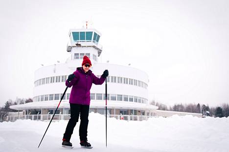 Anne Niinivirta kokeili torstaina Malmin lentokentällä ensimmäistä kertaa retkiluistelua.