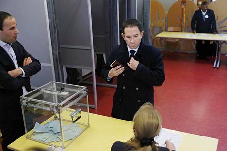 Ranskan sosialistipuolueen entinen opetusministeri Benoît Hamon äänesti sunnuntaina esivaalin  toisella kierroksella Trappesissa.