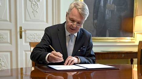 Ulkoministeri Haavisto sai arvokkaan oloisen kynän Iltalehden toimittajalta.