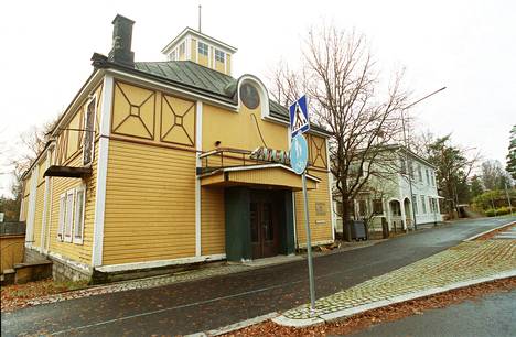 Liikemies Kalle Saukkonen aloitti elokuvatoiminnan ensin omassa huvilassaan. Vuonna 1914 valmistui Saukkosen uusi elokuvateatteri Arena Hyvinkään Siltakadulle. Kuva on vuodelta 2001.