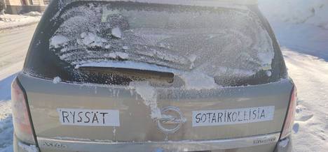 "Рюсся – военные преступники". Надпись на машине в Лаппеенранте. Фото: Катя Марова