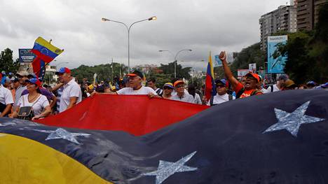 Venezuelan valtakamppailu kärjistyy: Kaduilla kymmeniä­tuhansia mielenosoittajia, Trump antoi tukensa presidentiksi julistautuneelle oppositio­johtajalle