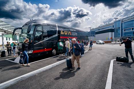 Bussilastillinen venäläisiä matkustajia saapui Pietarista Helsinki-Vantaan lentoasemalle 14. kesäkuuta. Helsinki-Vantaalta matka jatkui lentäen.