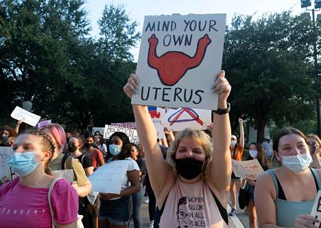 Texasin yliopiston naiset marssivat Austinissa aborttioikeuden puolesta keskiviikkona.