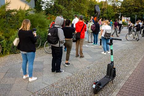 Berliinin Tiergartenissa äänestyspaikalle oli syyskuussa 2021 jono, joka ylsi hyvän matkaa kadulle asti.