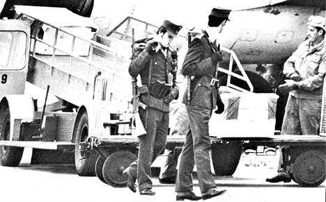 Automaattiasein varustautuneet sotilaat valvoivat israelilaisurheilijoiden arkkujen siirtämistä Israelin lentoyhtiön El-Alin matkustajakoneen suojiin kotimatkalle Tel Aviviin.